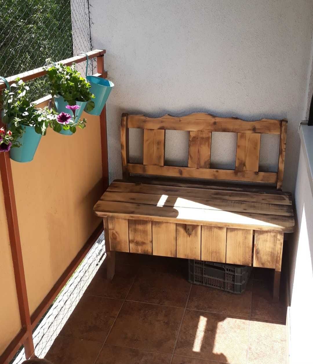 Ławka ze schowkiem i oparciem drewniana na balkon