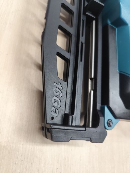 Makita DBN600 акумуляторний нейлер по дереву Макіта оригінал