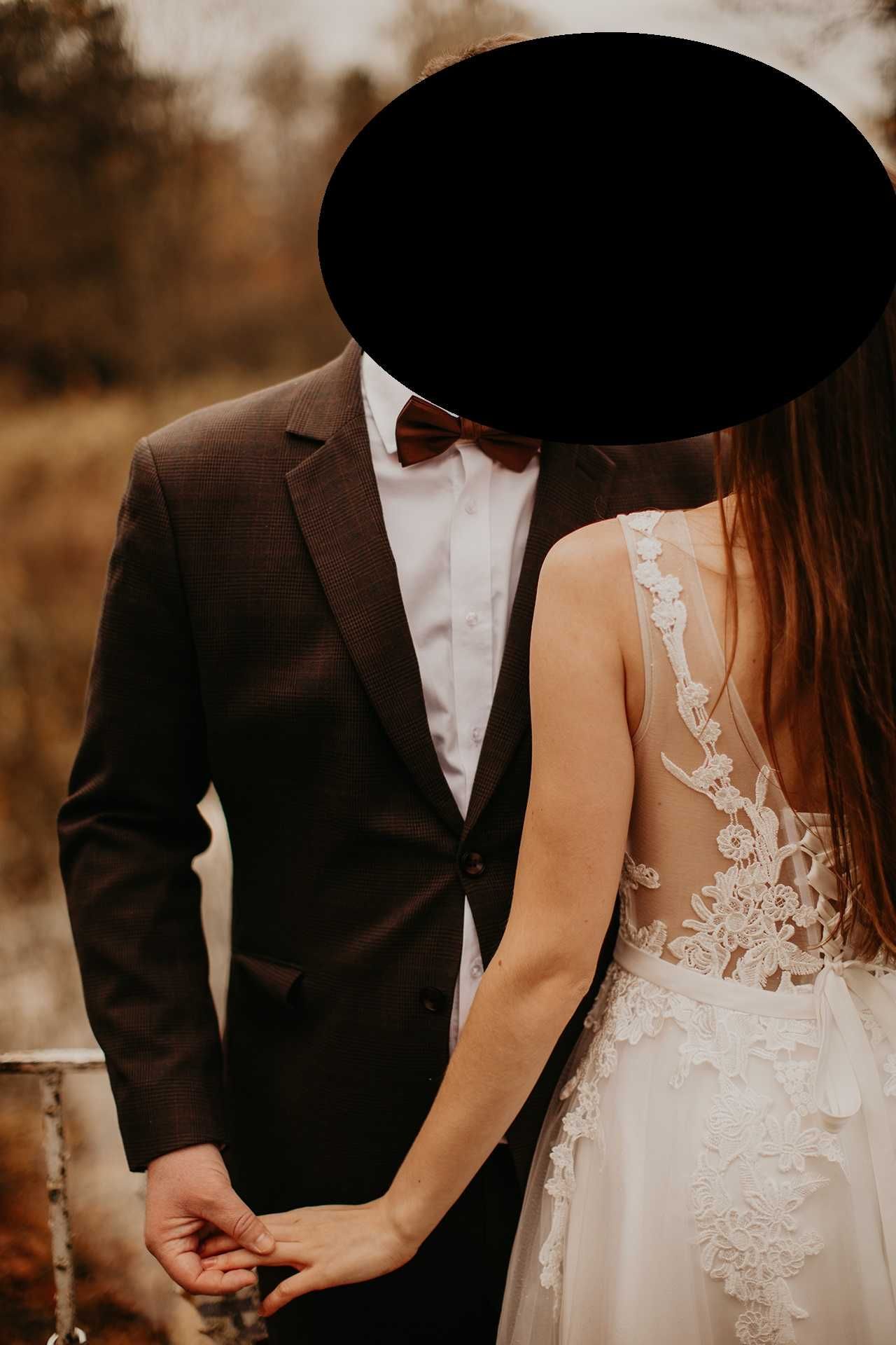 Brokatowa koronkowa suknia ślubna z wiązanym gorsetem