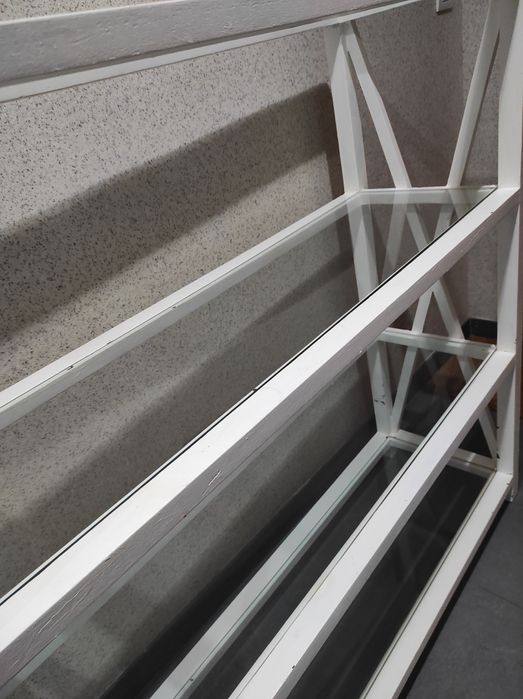 Estante em madeira e vidro