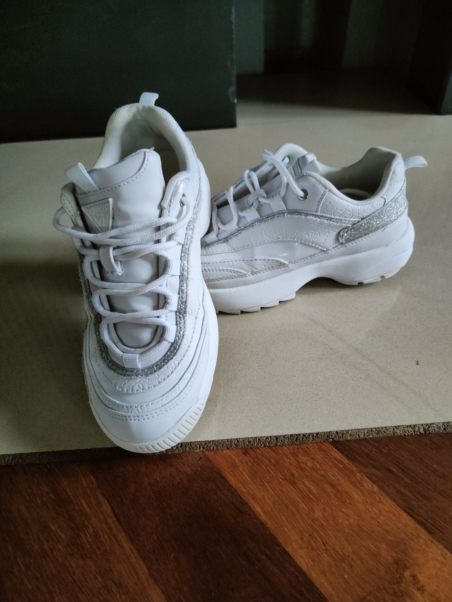 Sneakersy białe Guess