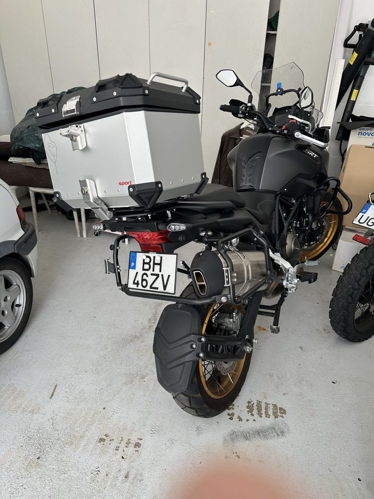 Oportunidade!! Vendo QJ SRT 700 x preta com 1 ano!