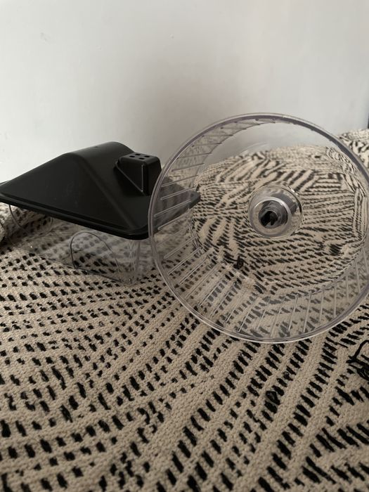 Plastikowy domek i kolowrotek