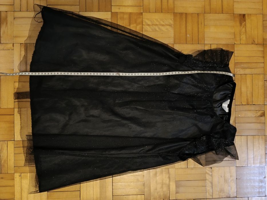 Czarna błyszcząca sukienka r. 128