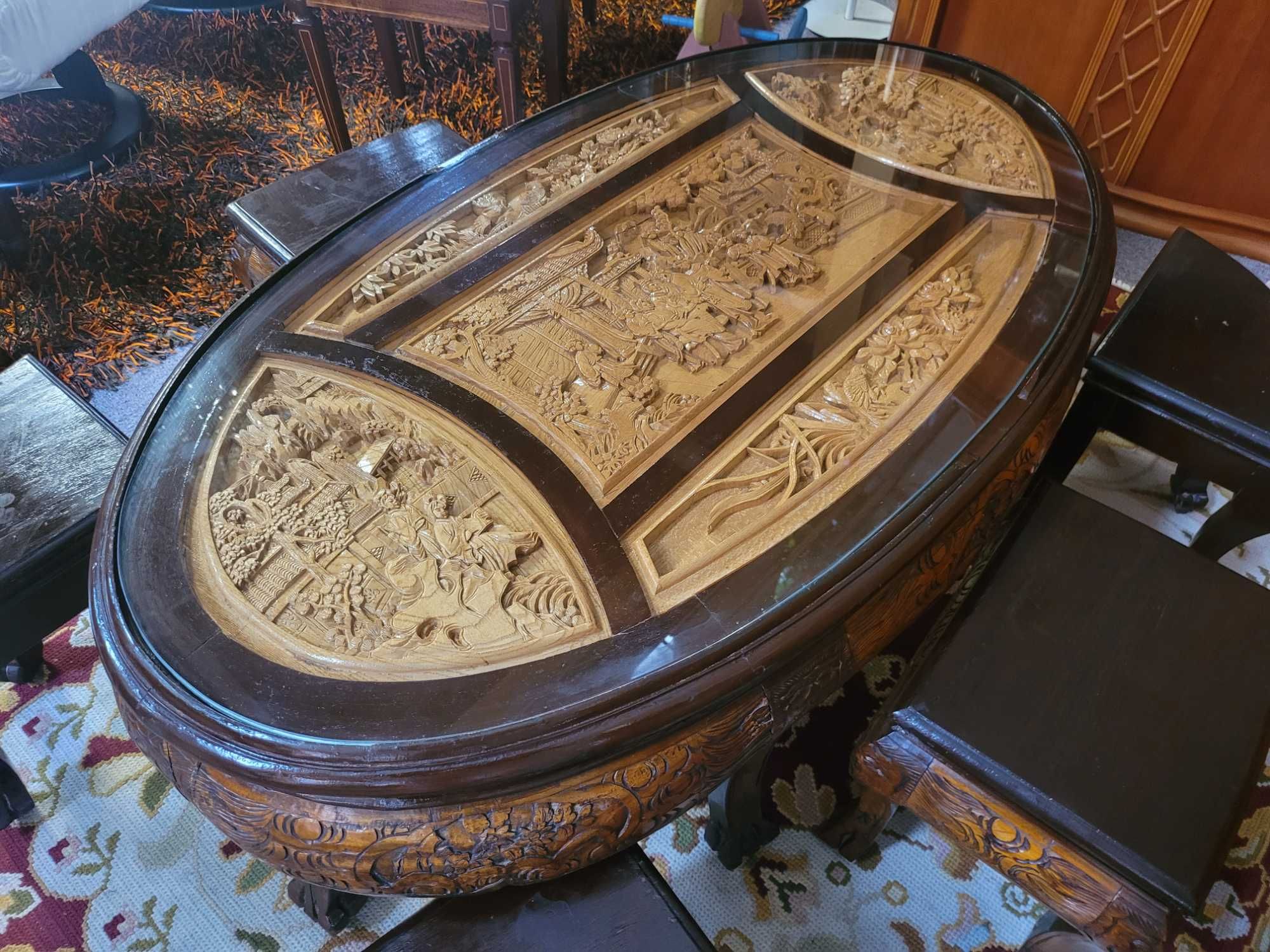 Lindíssima mesa de chá oriental, oval em madeira trabalhada