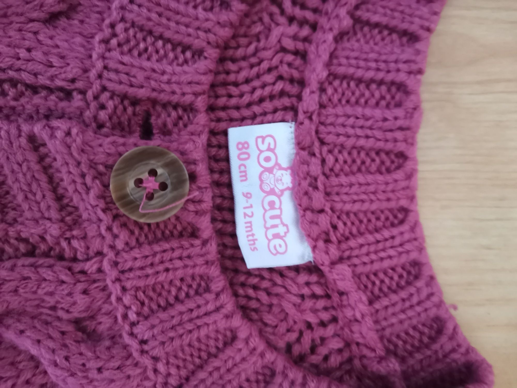 Śliczny sweter dla dziewczynki