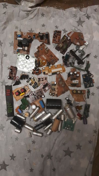 Плати з радіодеталями.