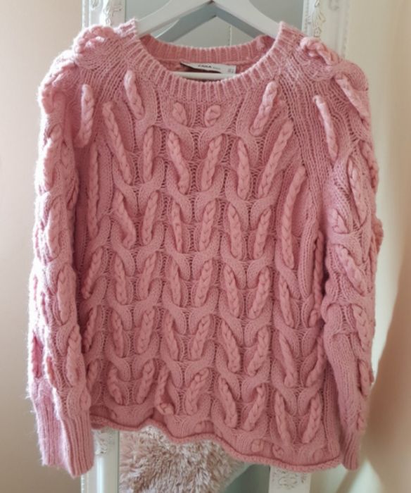 Sweter różowy Zara warkocze