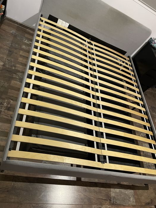 Tapicerowana rama łóżka Ikea