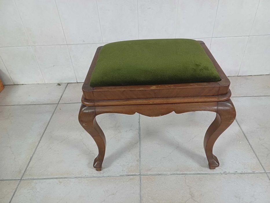 Conjunto vintage de 2 cadeiras de braços (uma sem tampo) com banqueta.