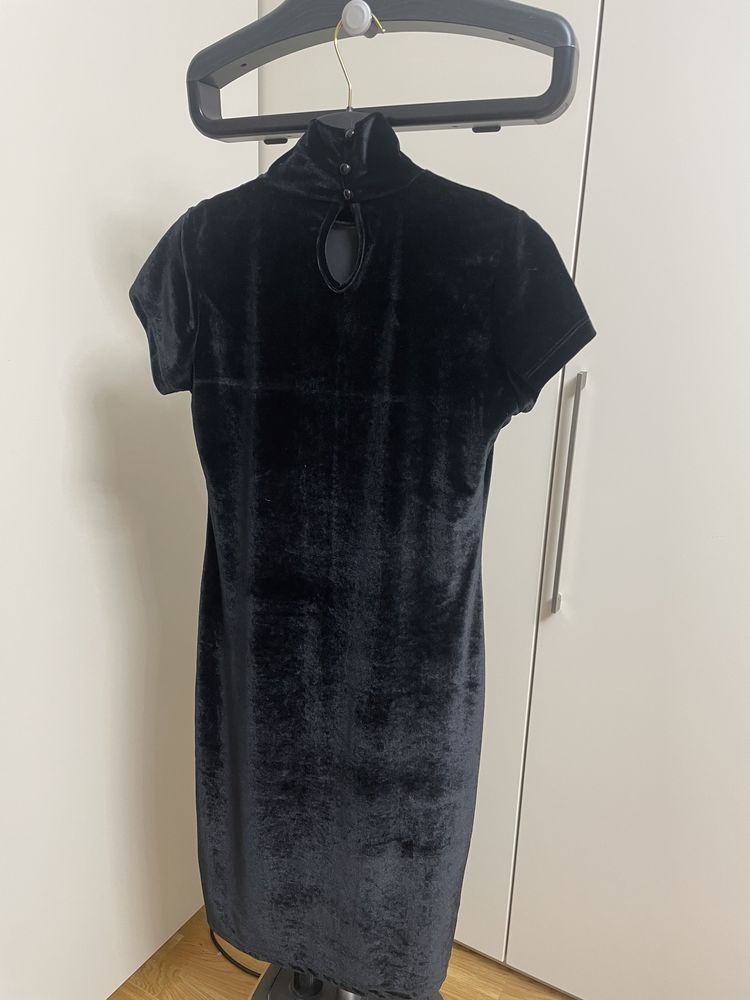Чорна оксамитова сукня