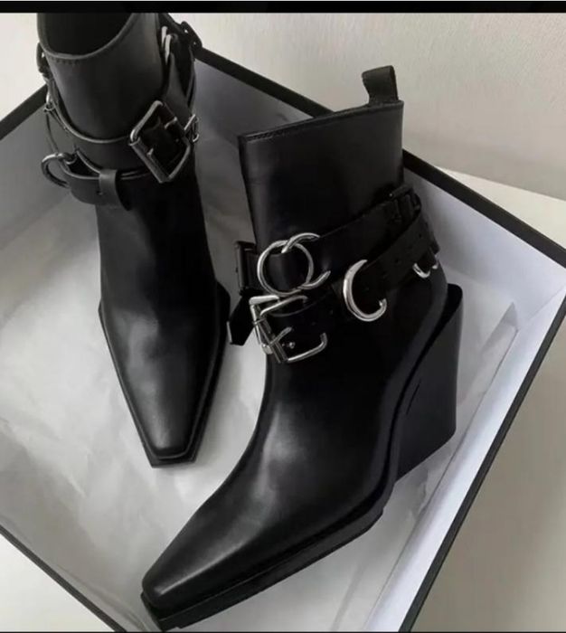 Чоботи, черевики