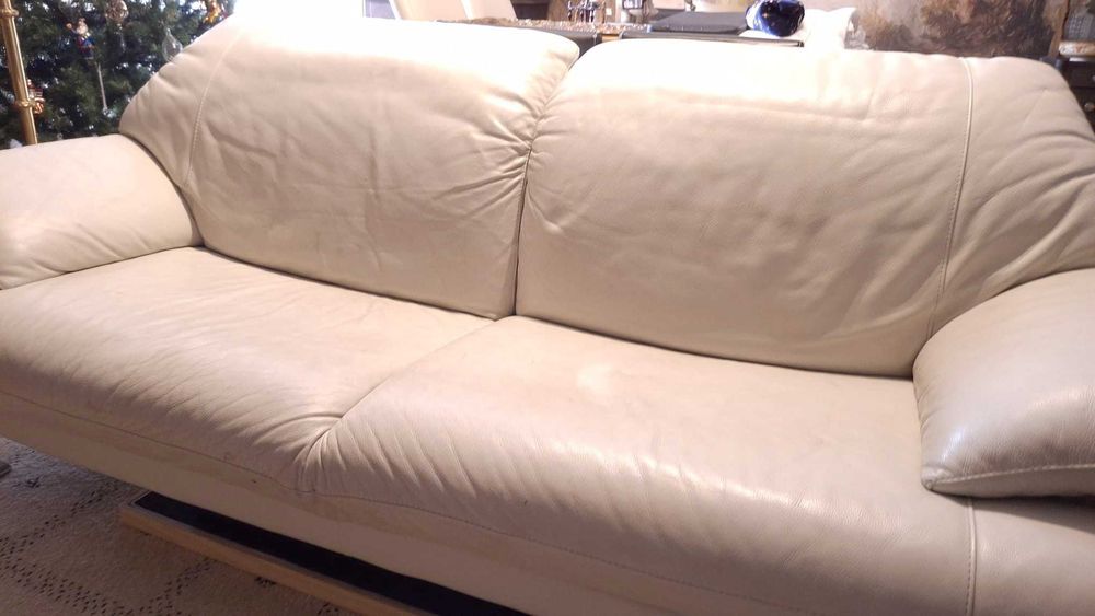 Sofá em pele cinza claro