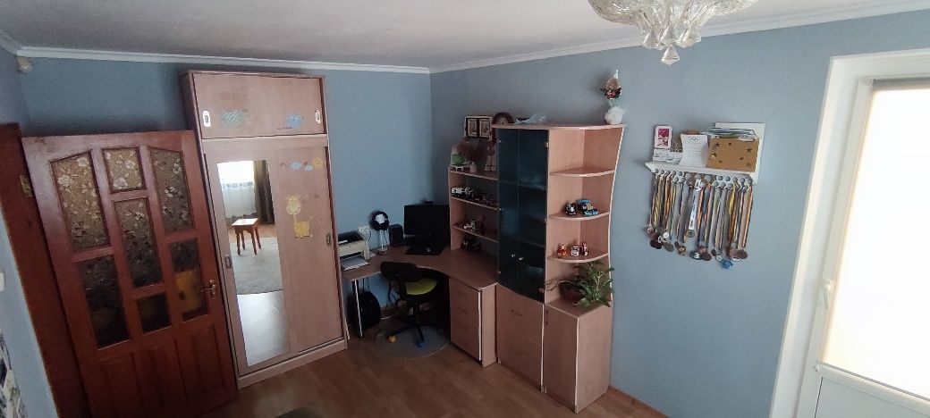 Меблевий комплект: шафа, стіл, пенал