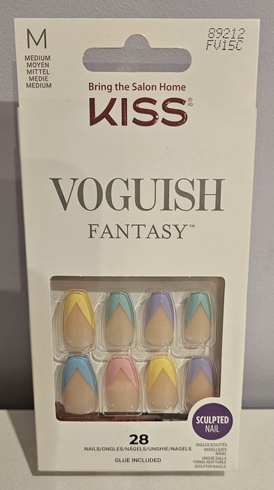 Żelowe paznokcie firmy Kiss.