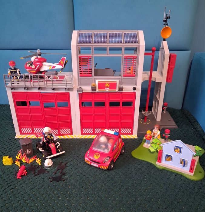 Zestaw playmobil, 9462 Remiza Straży pożarnej plus inne dodatki.