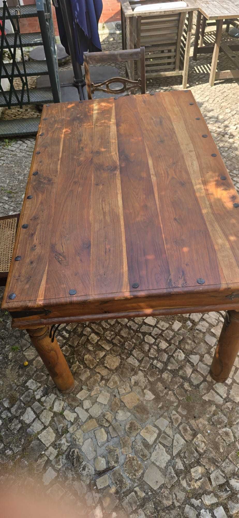 Mesa e cadeiras de jantar
