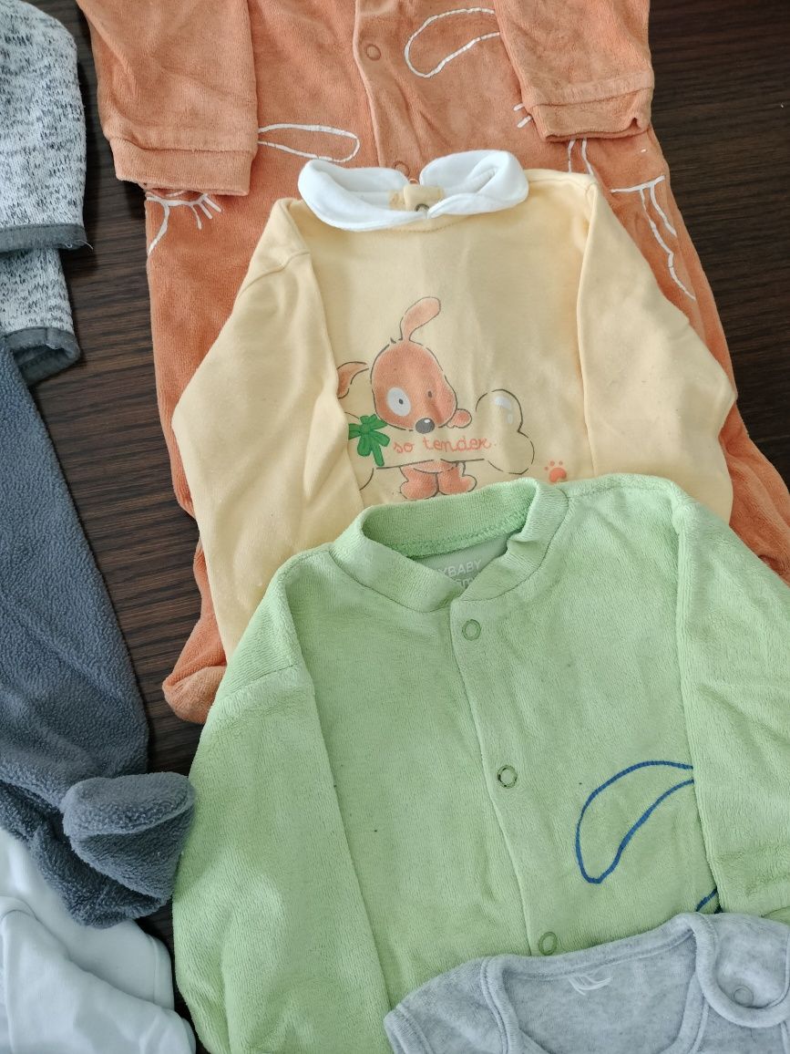 Vende se conjunto de 9 peças de roupa de bebé