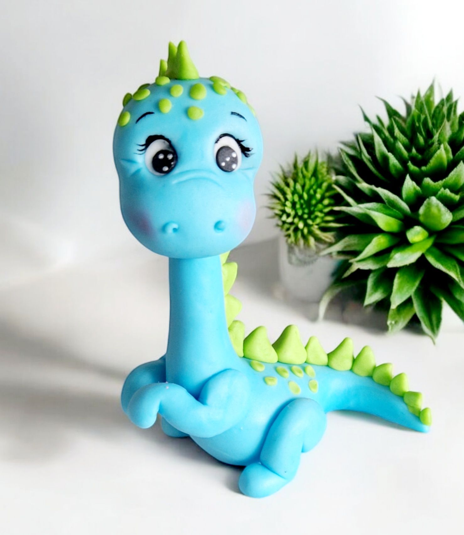 Dinozaur dekoracja na tort wykonana z masy cukrowej Saracino