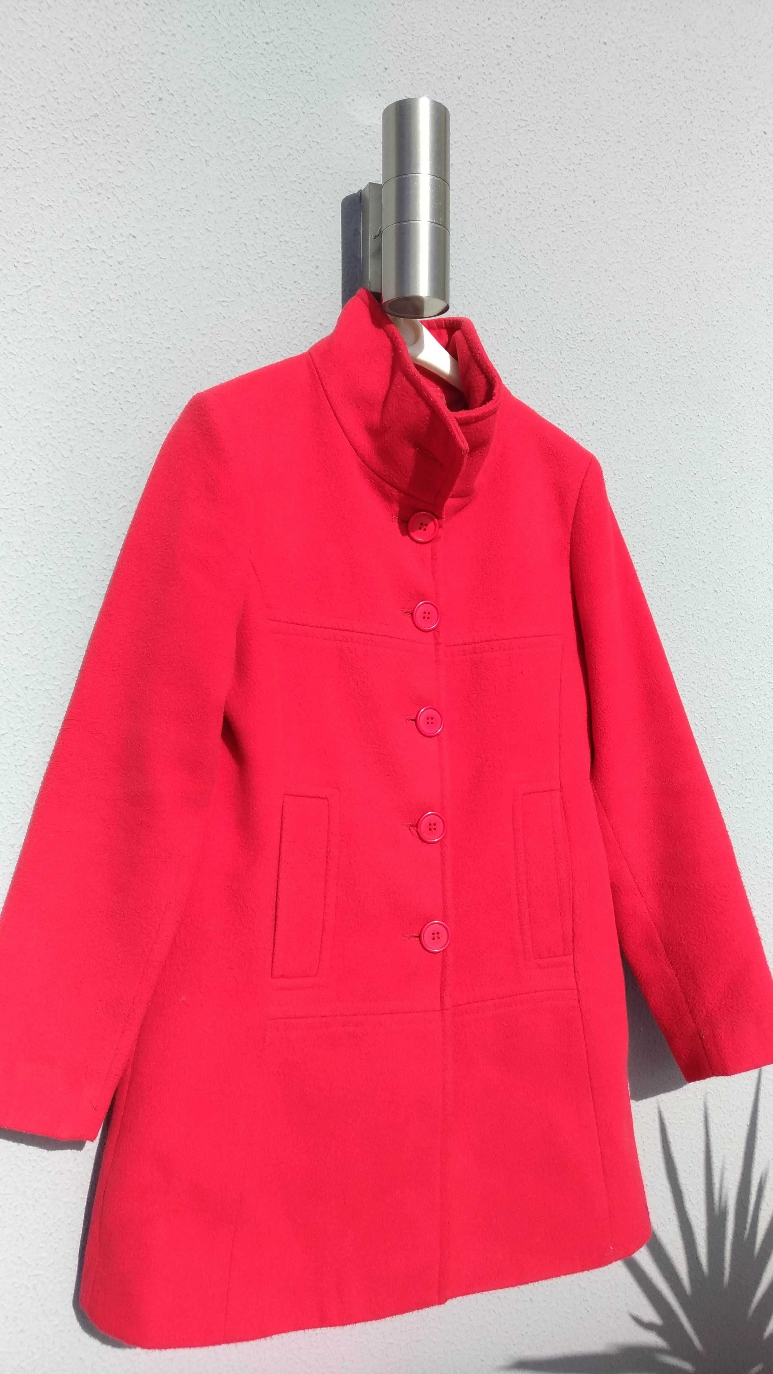 Casaco vermelho tamanho S, muito confortável.