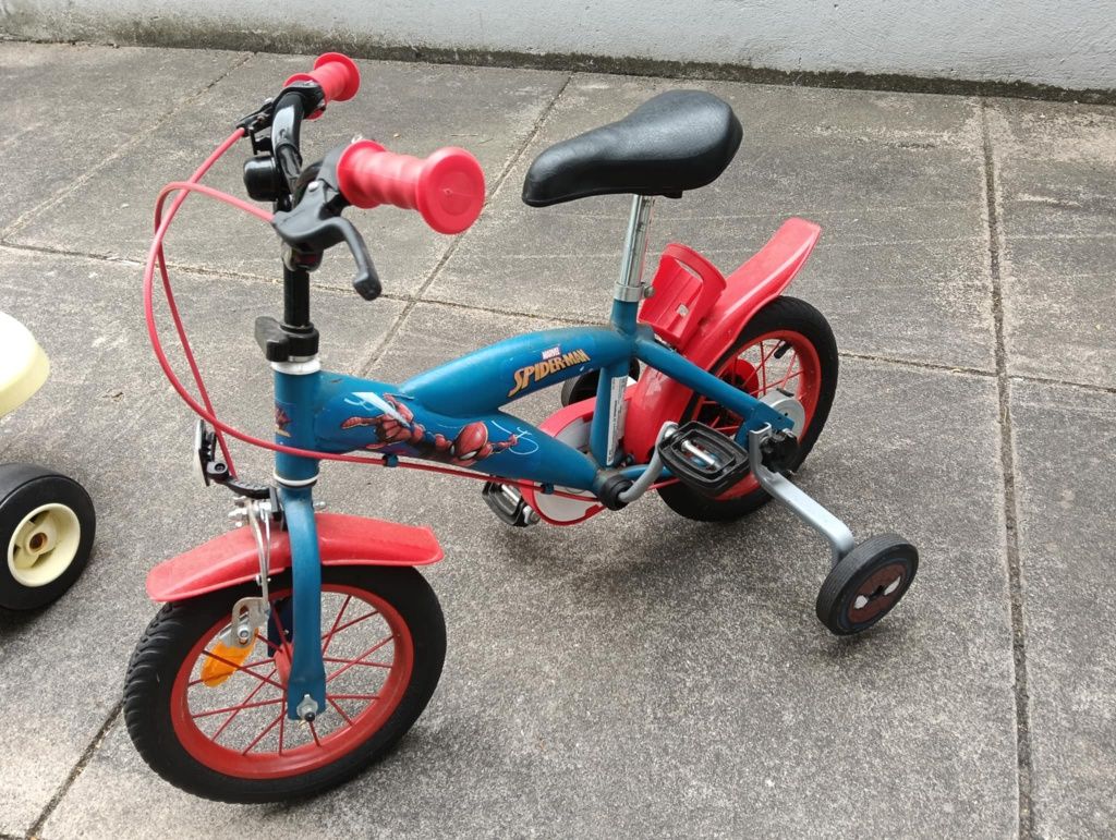 Bicicleta e triciclo criança
