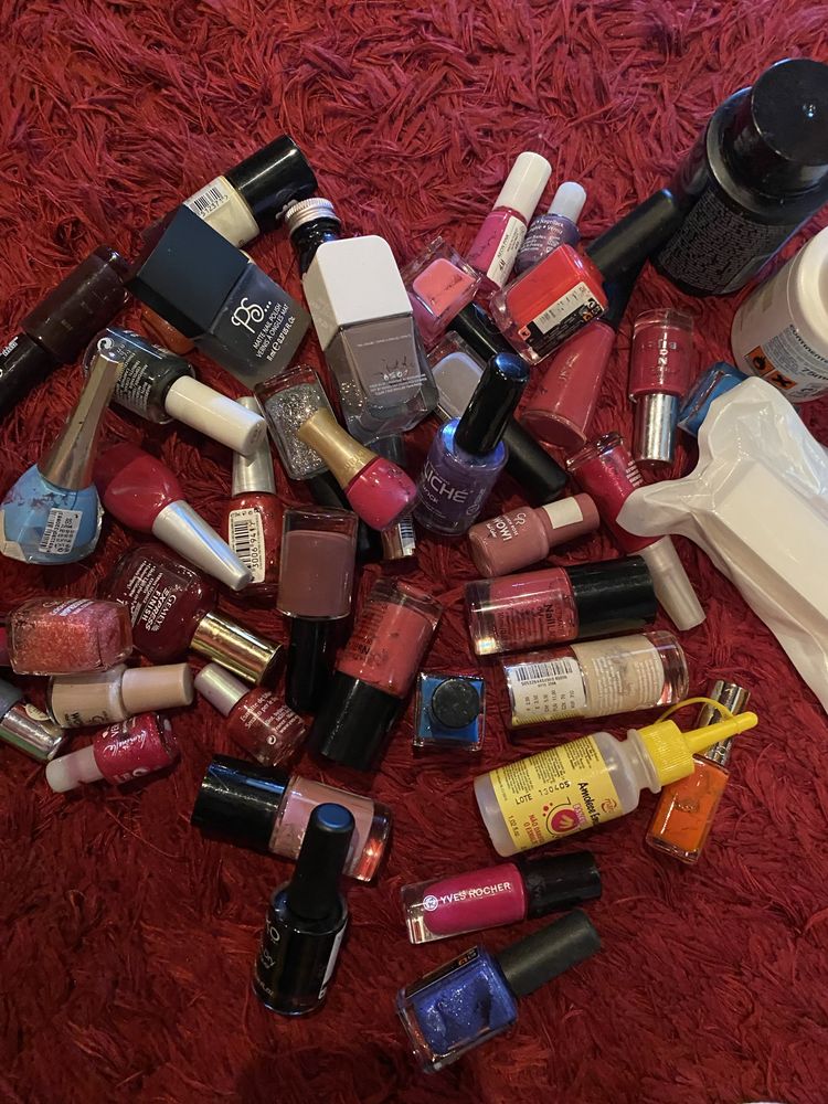 Caixa com muitos vernizes de unhas