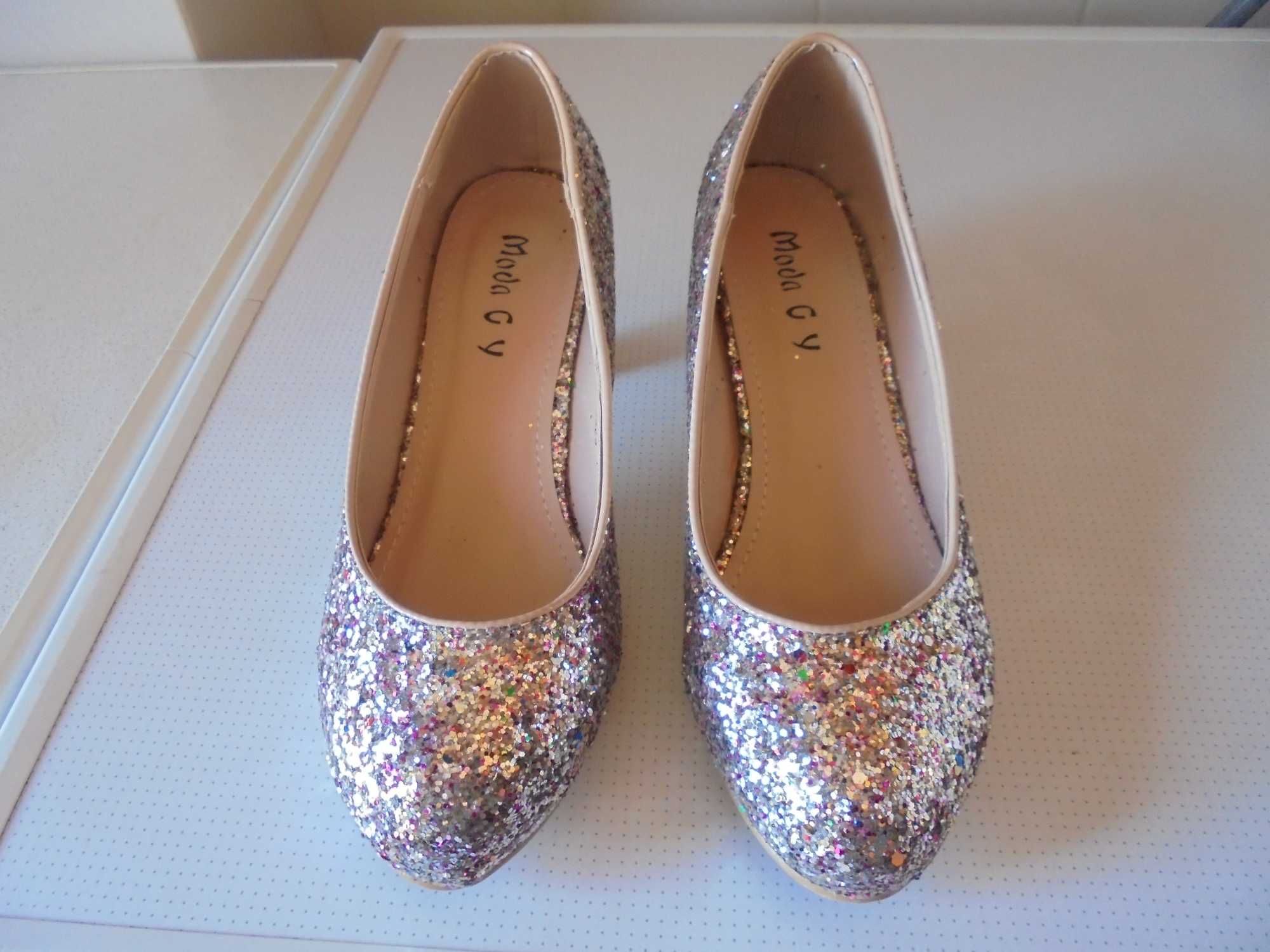 sapatos de senhora muito brilhante