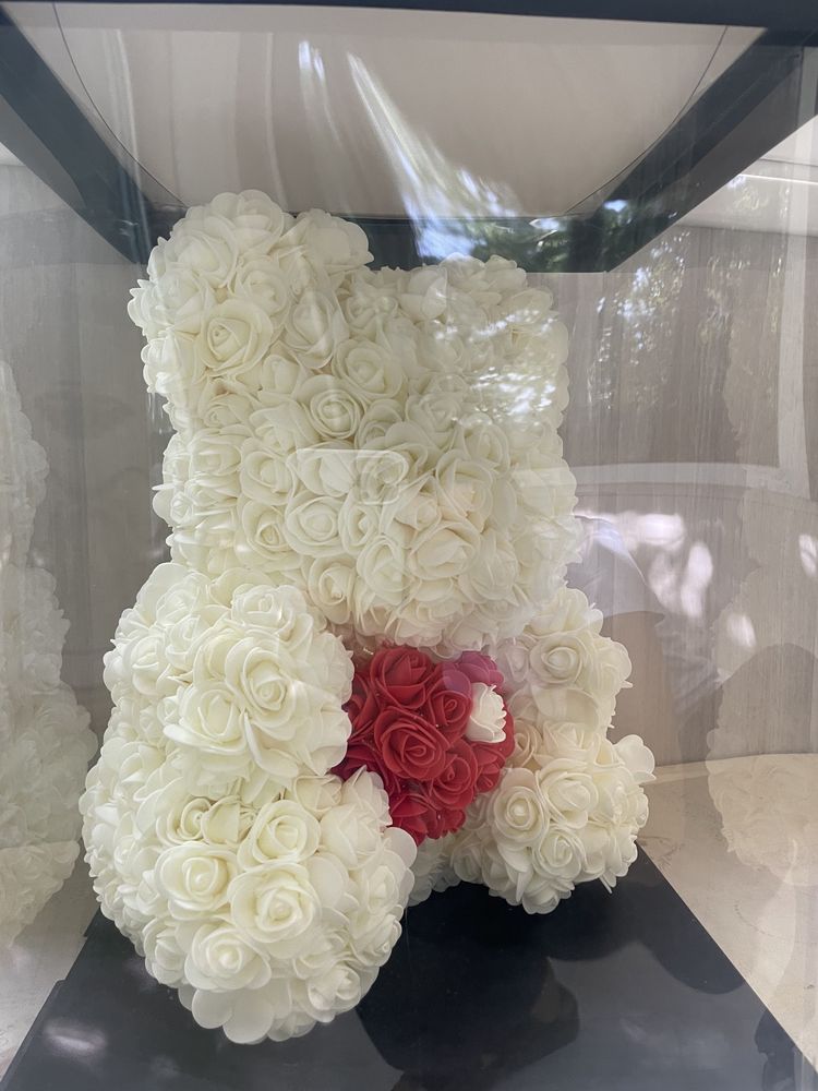 Мишка из роз 3D 25 см белый с бантом в подарочной упаковки