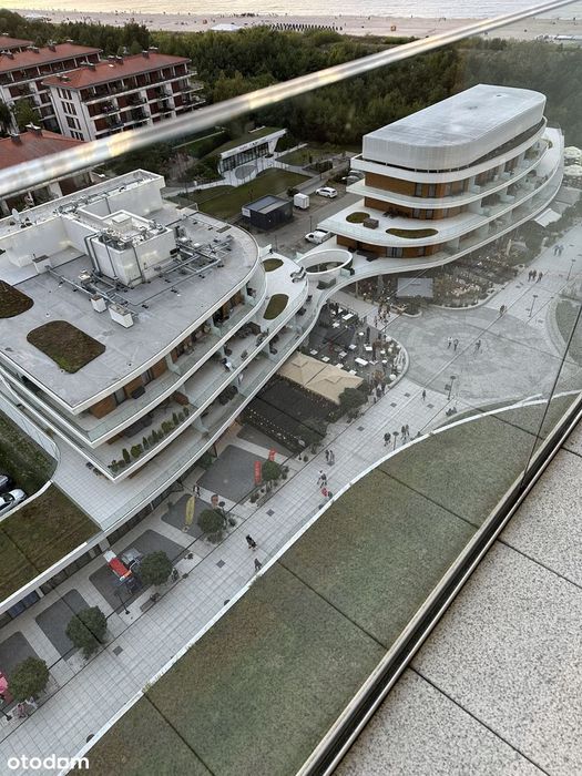 Restauracja z ogrodem w centrum promenady