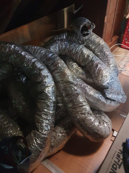 Przewody wentylacyjne 25 mb . + rozdzielacz