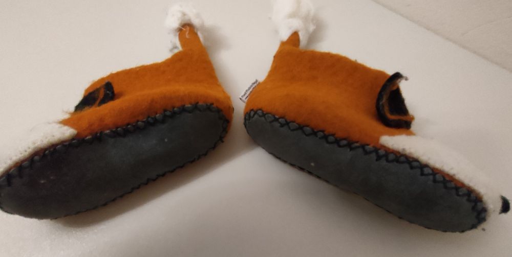 Kapcie, niechodki dziecięce na skórzanej podeszwie.