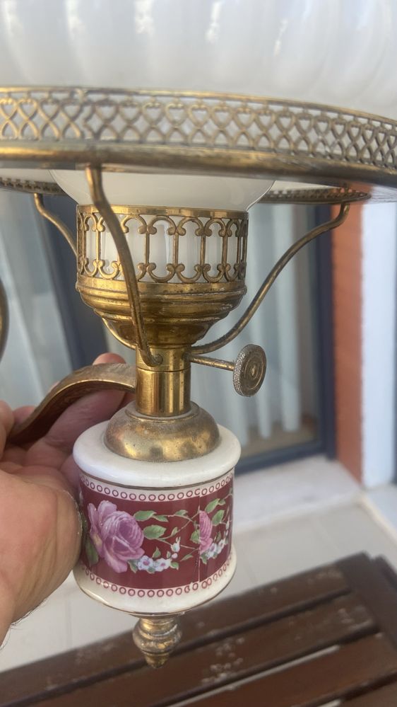 Candeeiro de tecto para sala com oferta de um aplique.