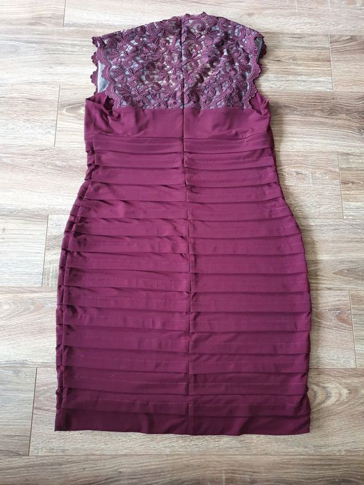 Bordowa sukienka, wesele, gipiura