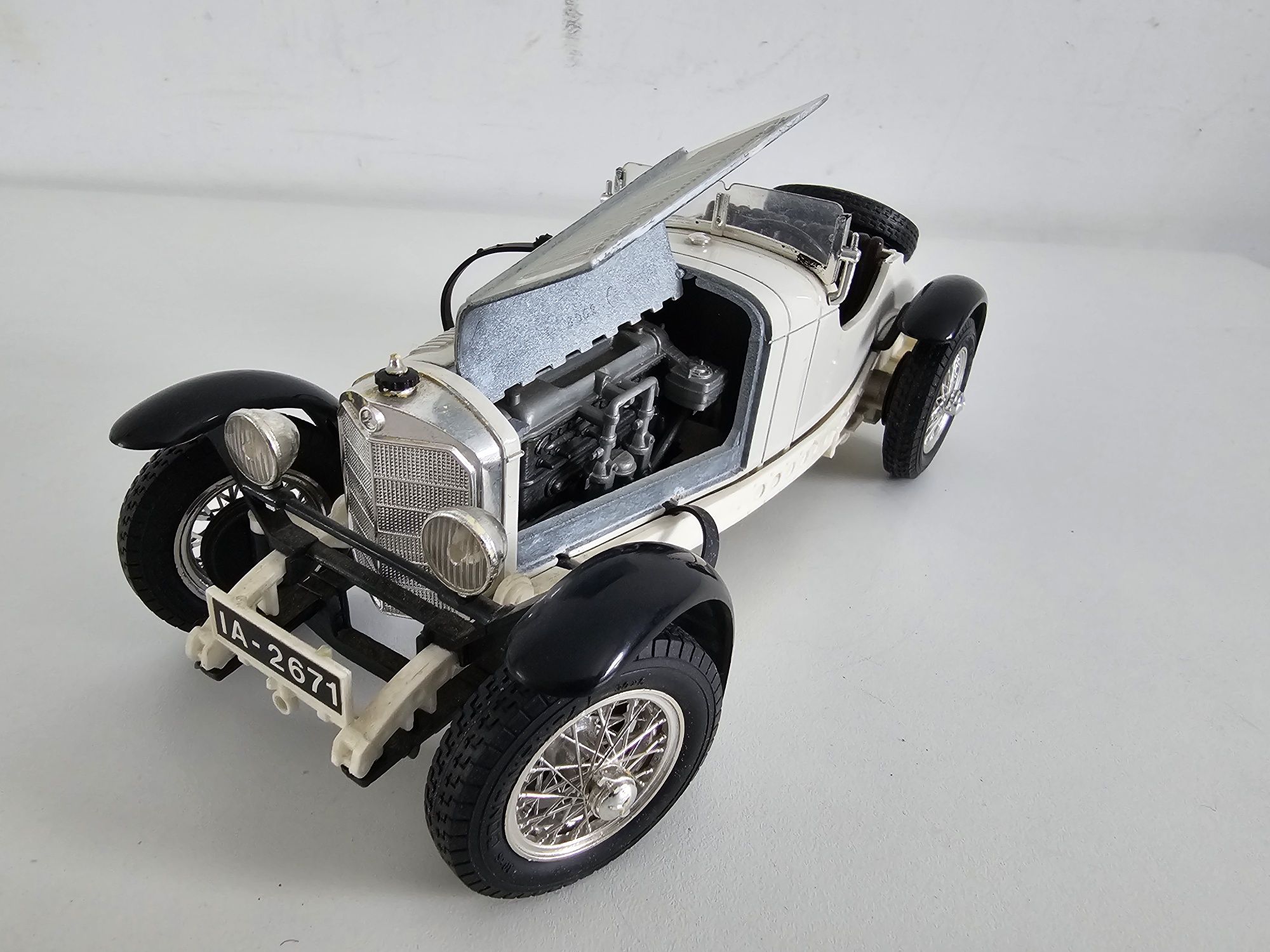 Model Mercedes Benz ssk bburago skala 1:18