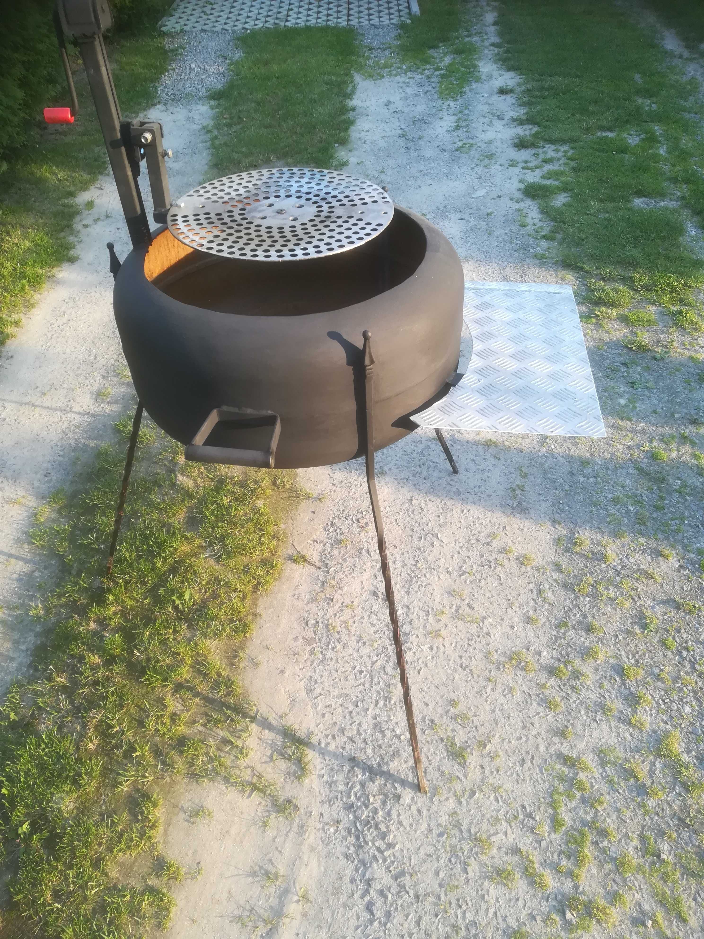 Grill z funkcją paleniska