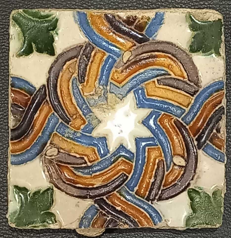2 azulejos hispano-árabes dos sécs. XV e  XV/VI