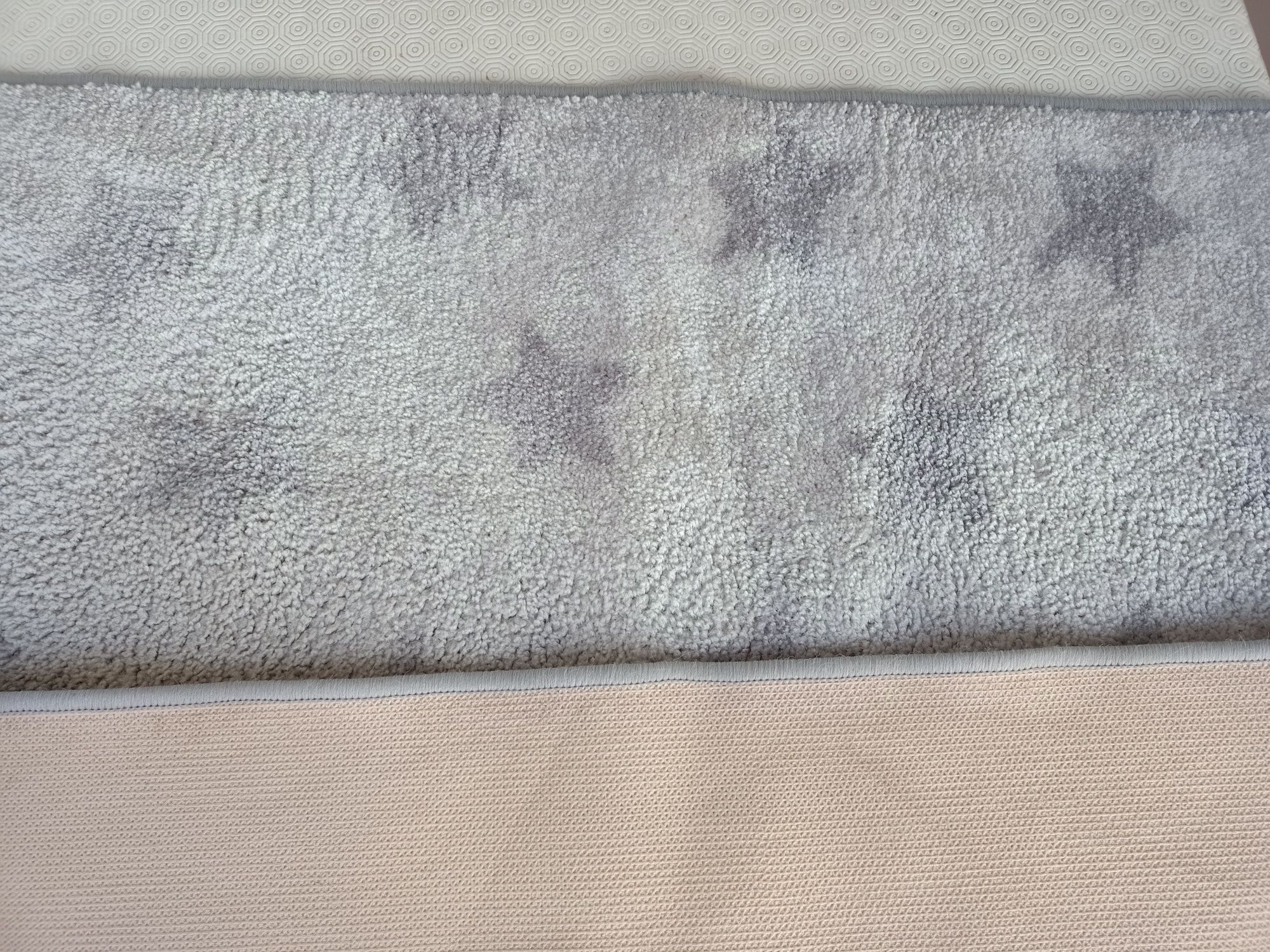 Tapete IKEA cinza para criança