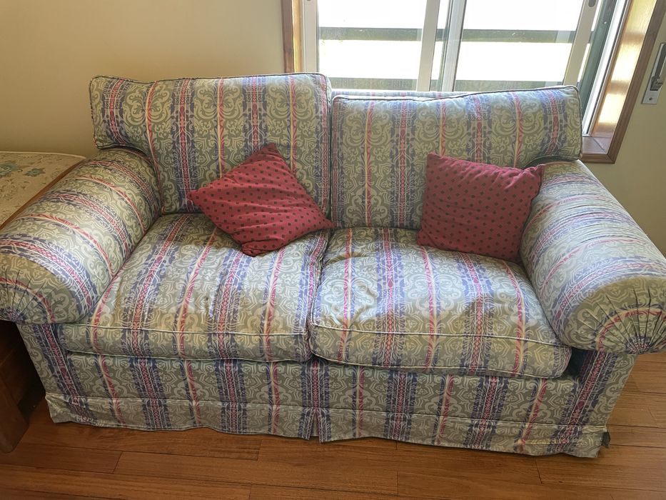 Dois sofas de sala de estar de dois lugares bons para estofar