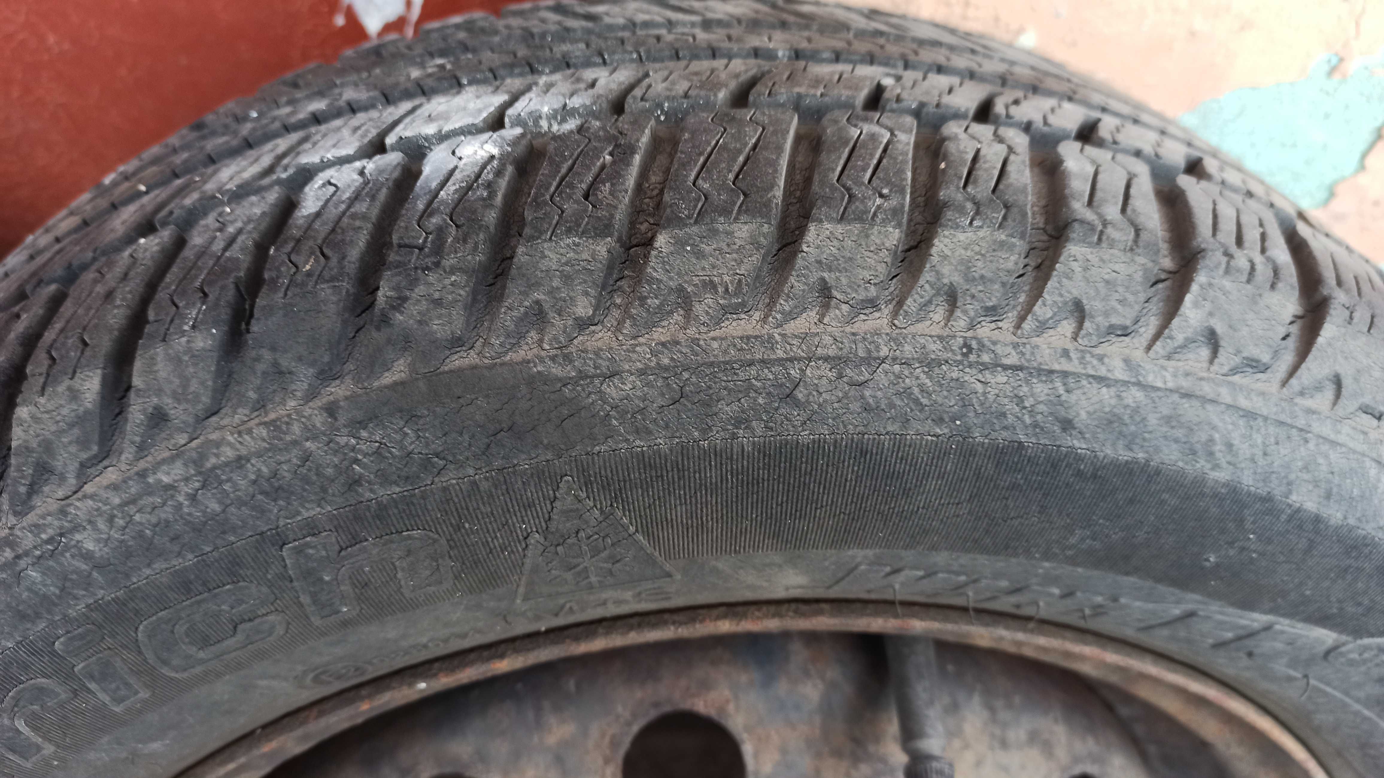 Cztery felgi stalowe z oponami 185/60 R14