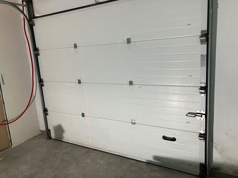 Portão de garagem com motor elétrico