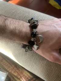 Pulseira prateada e preta