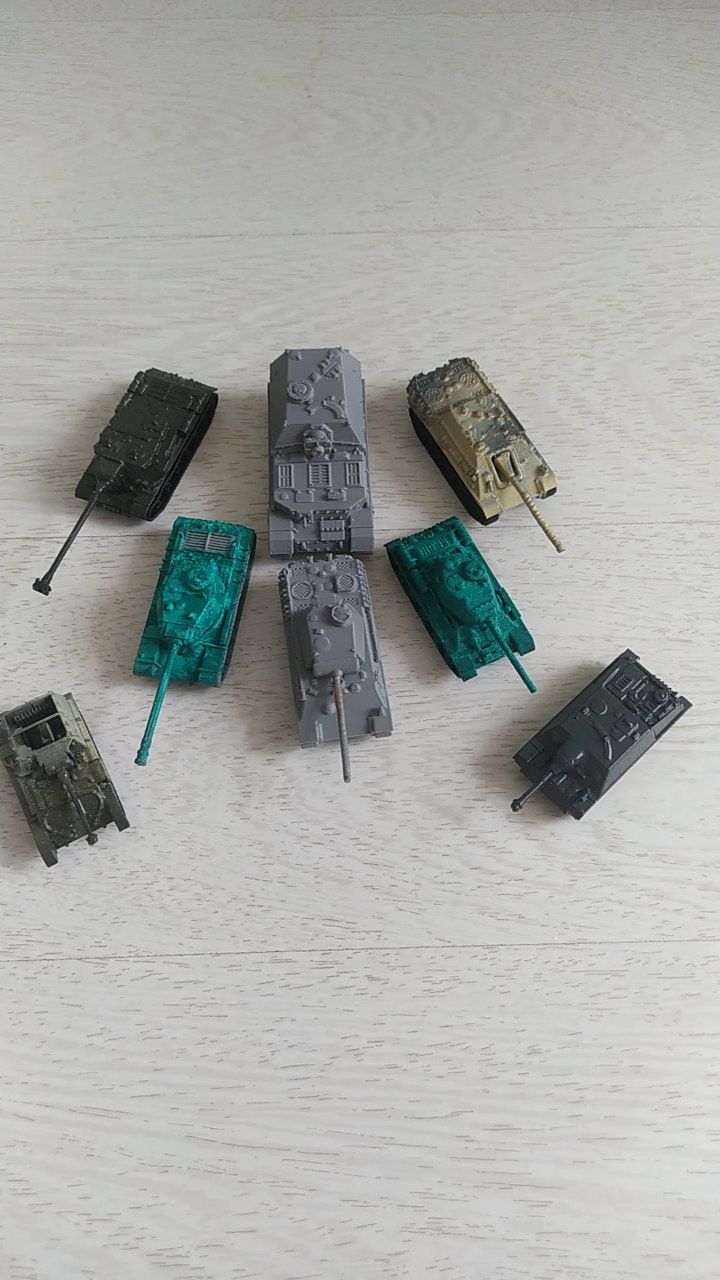 Модель танка чорного та сірого кольору, надрукована на 3D принтері