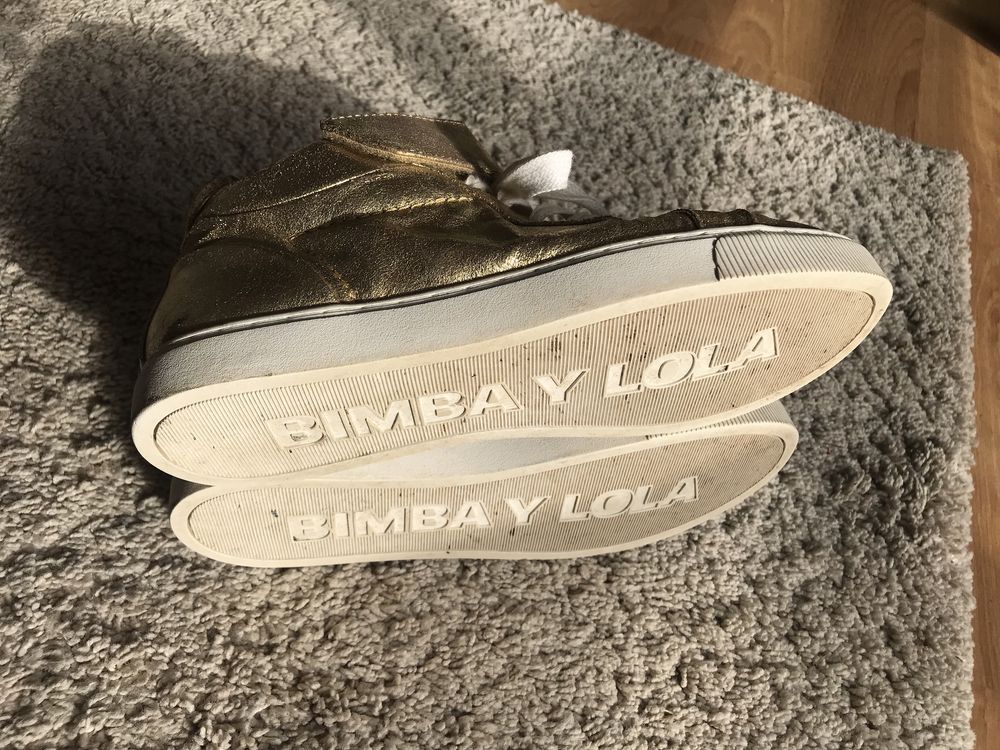 Sapatilhas/Tenis Bimba y Lola dourados