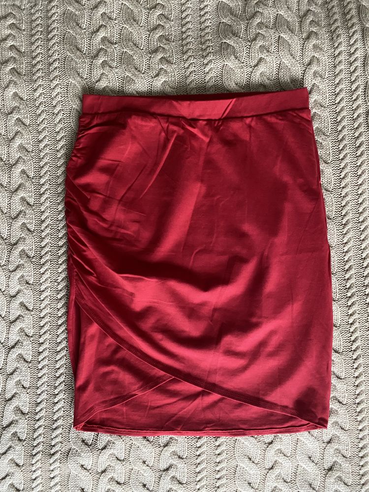 Czerwona spódnica ołówkowa z marszczeniem