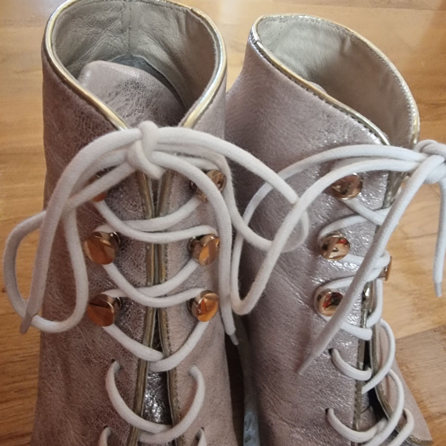 Botki sneakersy Carinii 39 /ukryty koturn/ skórzane