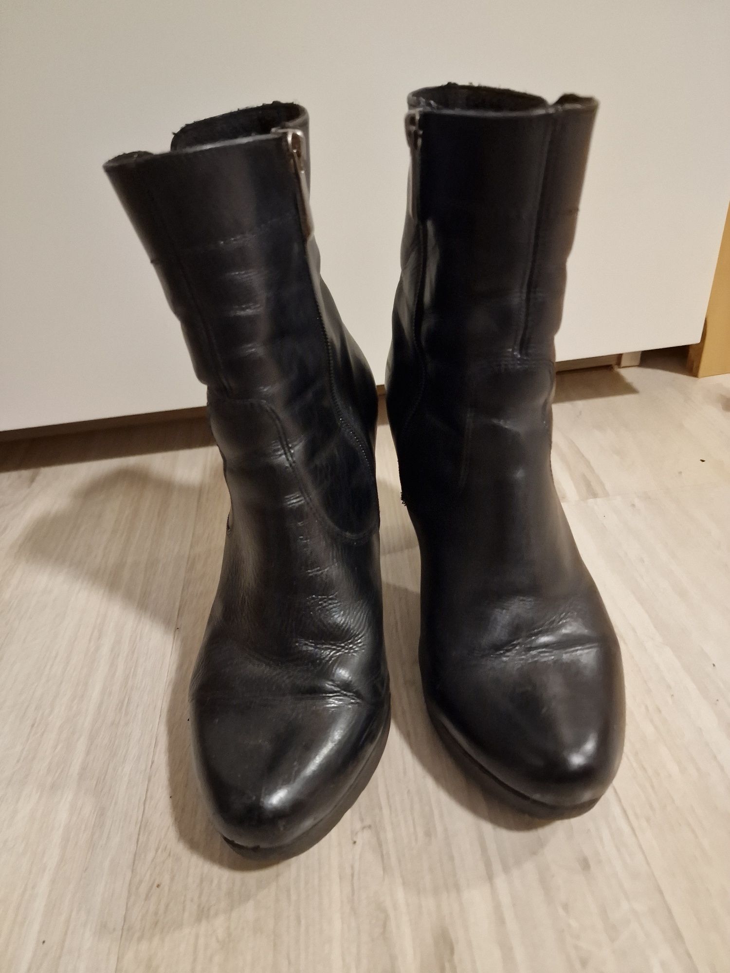 Czarne skórzane botki Lasocki 38