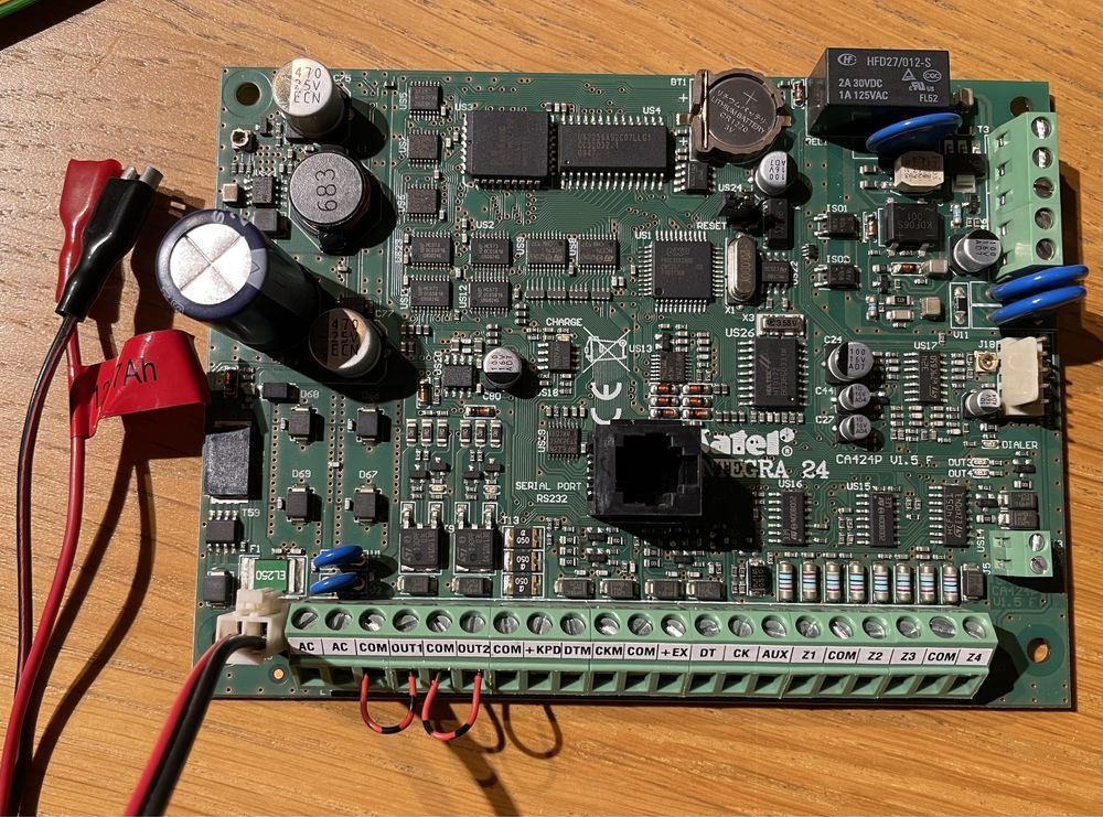 Centrala Satel Integra 24 + manipulator INT-KLCD + akumulator 1,2 Ah