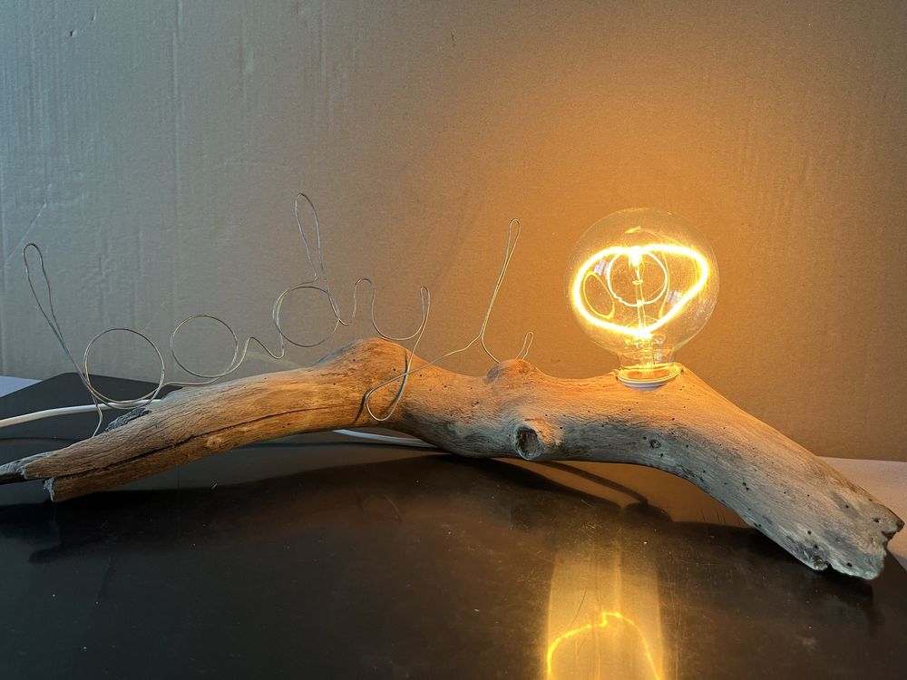Ręcznie robiona lampa drewniana