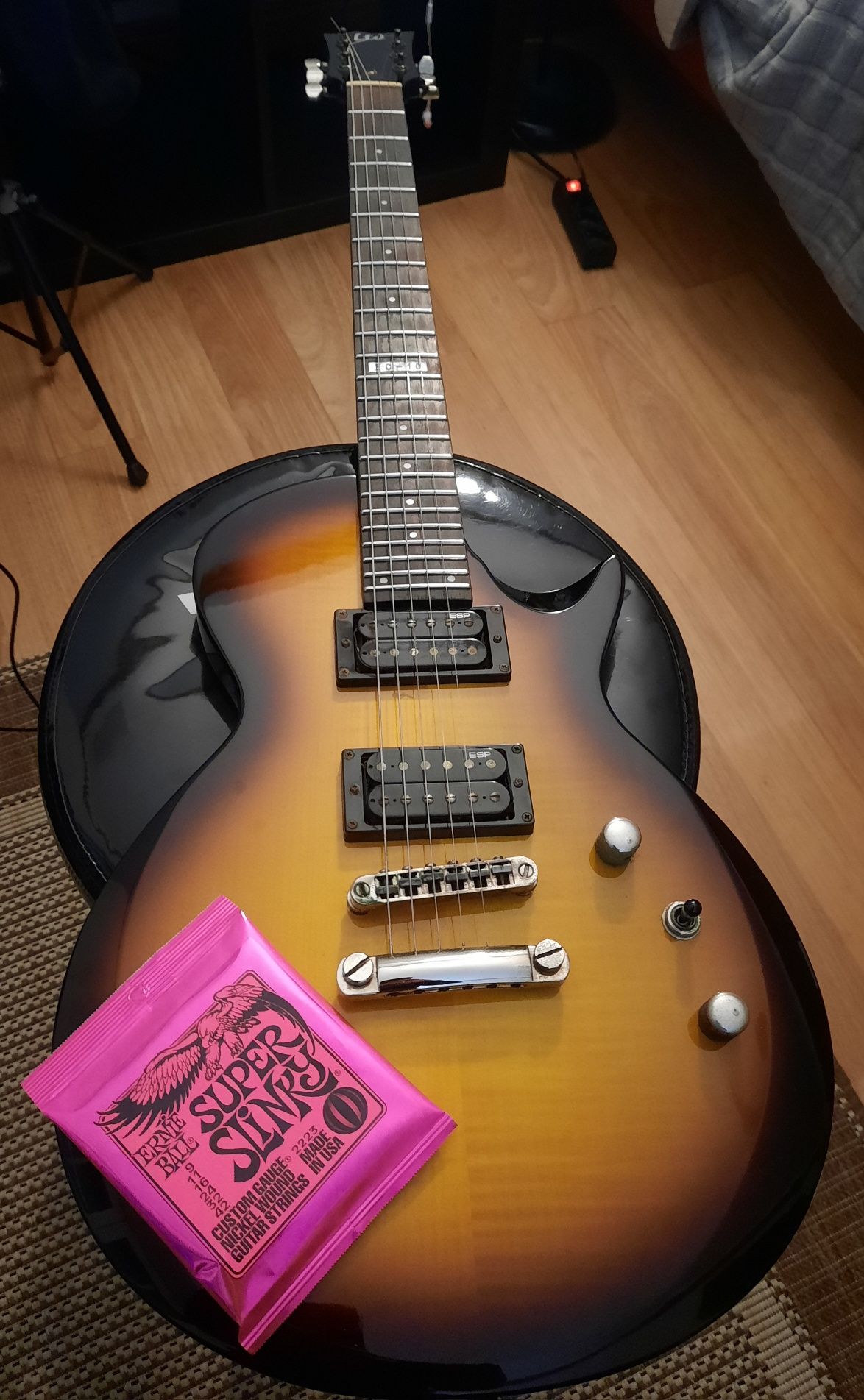 Guitarra ESP LTD EC-10 + Cordas Ernie Ball 009 (NOVAS)