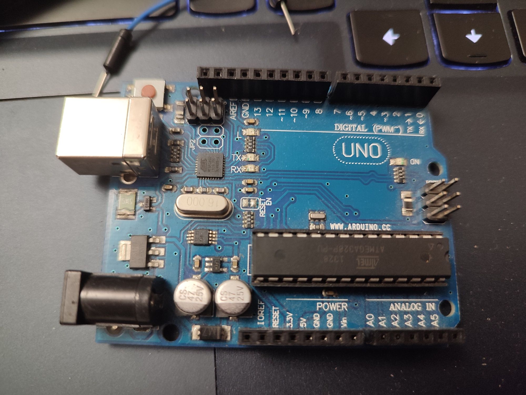 Arduino uno, zestaw startowy, płytka stykowa, układy, tranzystory.